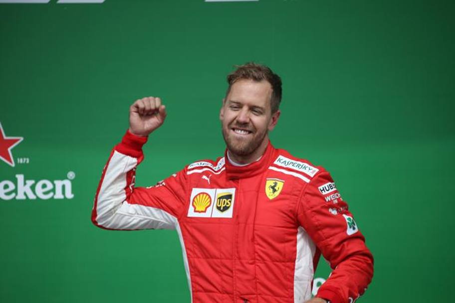 Sebastian Vettel trionfa nel GP di Montreal ed esulta sul podio. LaPresse
